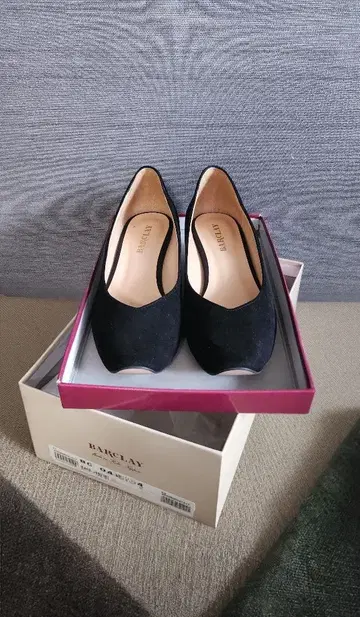 BARCLAY 블랙 스웨이드 펌프스