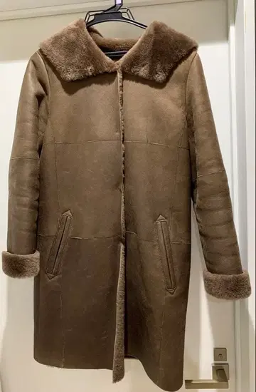 TOMORROW LAND BALLSEY 무스탕 코트 양가죽 후드 부착