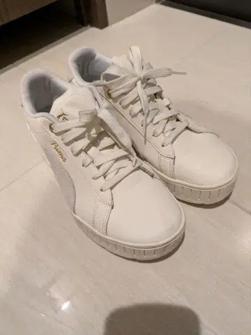 Puma 화이트 스니커즈 24.5cm