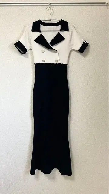 바이컬러 클래시컬 하프 슬리브 원피스 니트 원피스