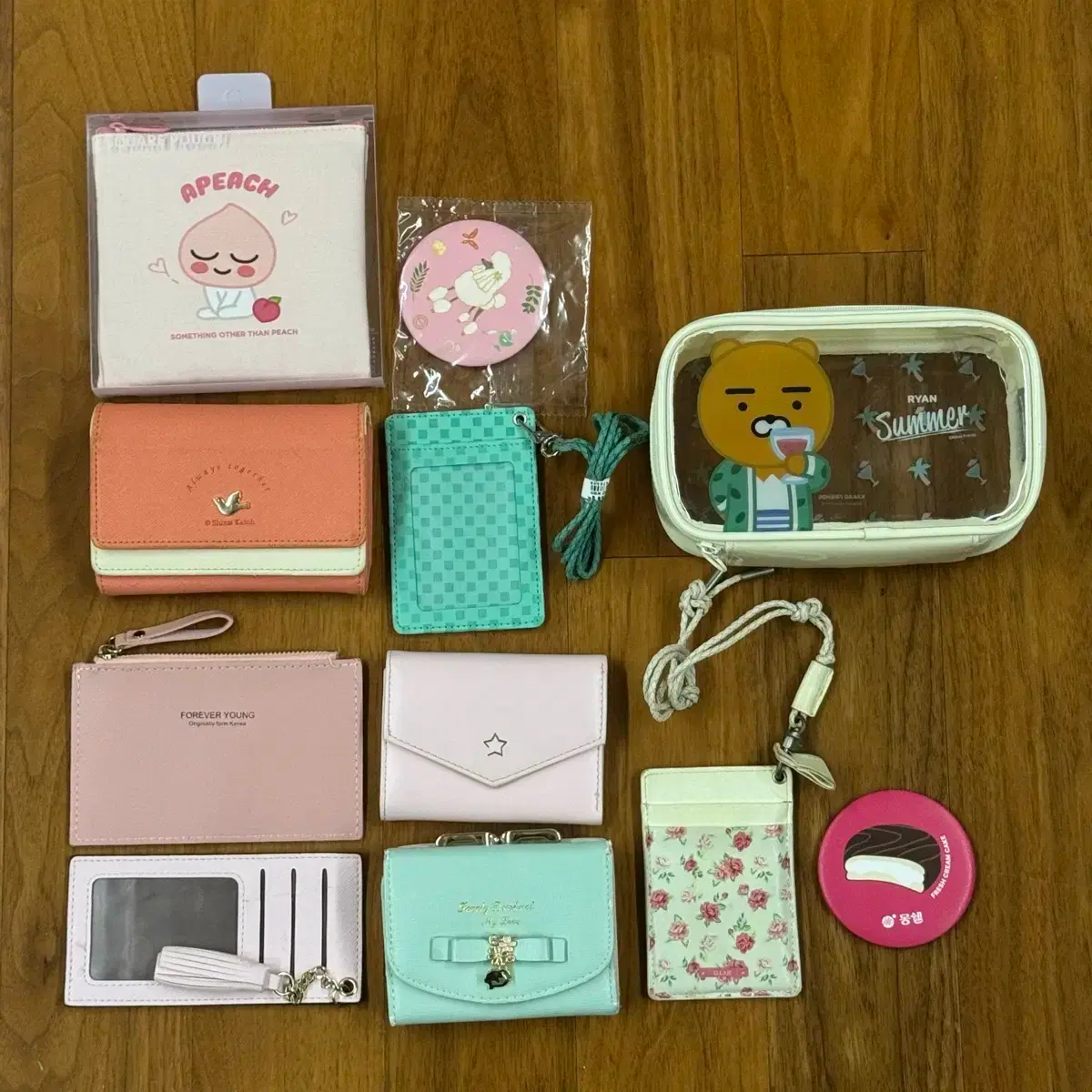 KAKAOFRIENDS | 카카오프렌즈 Wallets, pouches collection (leather wallet, hand  mirror, Ryan, Kakao Friends) #어피치,#지갑,#카드지갑,#반지갑,#라이언 on Bunjang Global  Site.