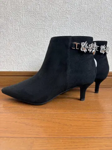 새상품 택 포함 란다 블랙 크리스탈 장식 부티