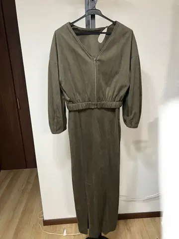 릴리 브라운 올리브색 지퍼 달린 롱 원피스