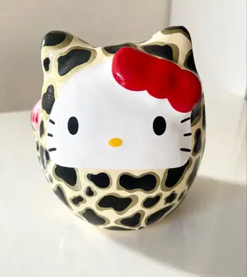 마담 키티 달마 헬로키티 산리오 콜라보 블랙 깃털 형무소 작업용품