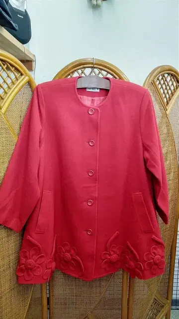 빨간색 노카라 자켓 꽃 자수 포함 (벨퍼치)