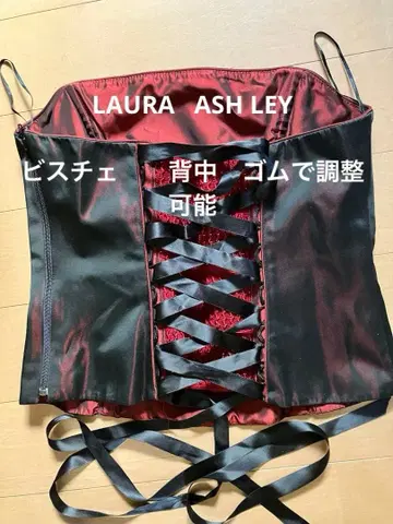 블랙과 크림슨 컬러의 레이스업 뷔스티에