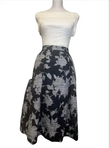 MERCURYDUO 상의와 꽃무늬 플레어 스커트 블랙과 화이트 세트