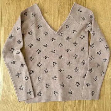 [ 새상품급 완판템 ] 에이미 이스트 월 니트 풀오버 모노그램 V넥