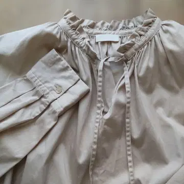 보르지 하이 카운트 새틴 넥 프릴 블라우스 셔츠 베이지 36