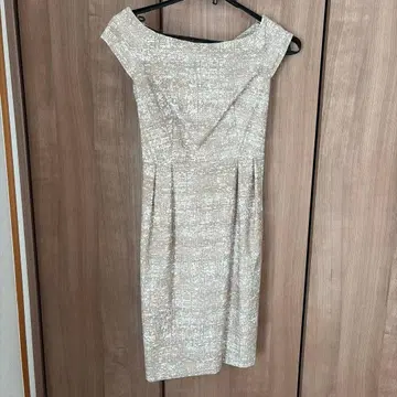 Aimer Acret 오프숄더 무릎 기장 원피스