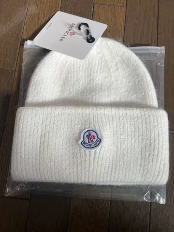 MONCLER 화이트 니트 모자