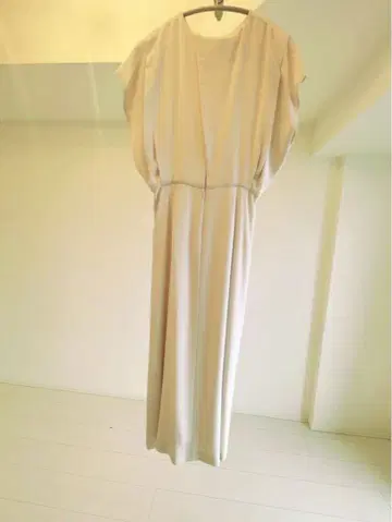 에스트네이션 슬리브리스 크림색 원피스