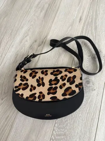 A.P.C. 레오파드 무늬 숄더백