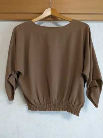 브라운 벌룬 슬리브 상의와 스커트 세트