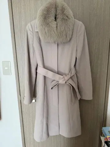 퍼 달린 라이트 그레이 코트