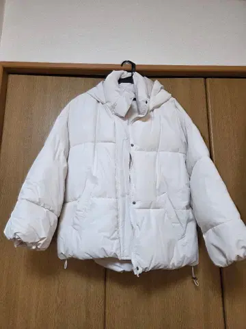 화이트 패딩 자켓 후드 부착