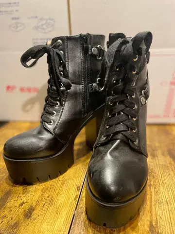 블랙 레이스업 부츠 하이힐
