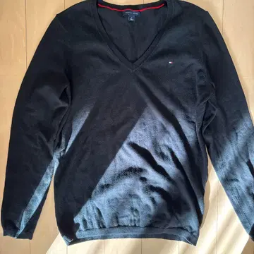 TOMY HILFIGER V넥 니트 블랙