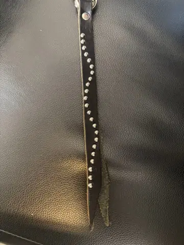 스터드 장식 가죽 키링 calee