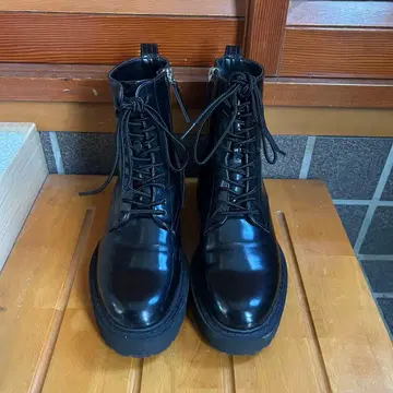 새상품급 ZARA 하이컷 통굽 부츠 블랙 워크 사이드 지퍼 레이스업