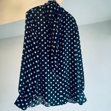 theory luxe 흑백 도트 패턴 긴팔 블라우스