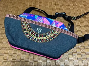 알디스 바디백 / 그레이 x 멀티 컬러 보태니컬 무늬 로고 자수