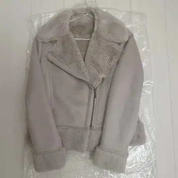 MIIA 페이크 무스탕 라이더스