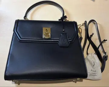 블랙 핸드백 숄더 스트랩 포함