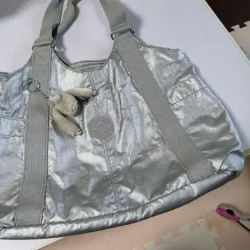 키플링 숄더 백 실버