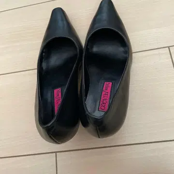 여성용 펌프스 사이즈 22입니다.