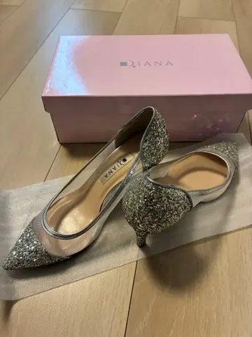 다이애나 실버 글리터 펌프스