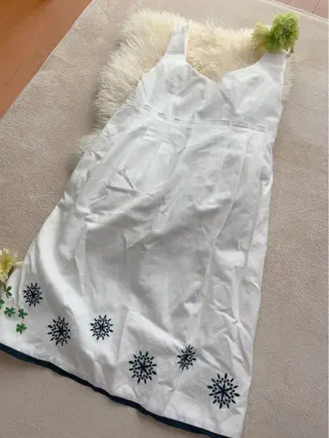 화이트 슬리브리스 원피스 눈꽃 자수