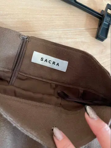 SACRA 브라운 타이트 스커트 슬릿 포함