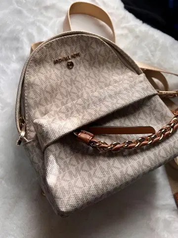 MICHAEL KORS 베이지 백팩