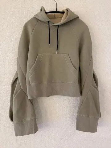 sacai 벌룬 슬리브 크롭 후드티