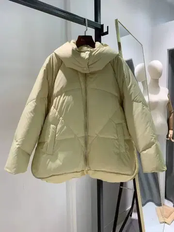 크림색 후드 부착 다운 자켓