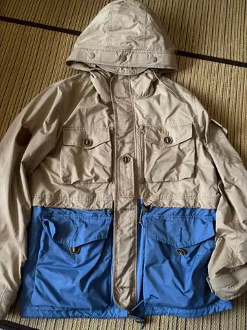 나일론 자켓 베이지와 파랑 후드 부착