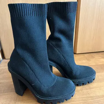 ZARA 블랙 삭스 부츠 하이힐