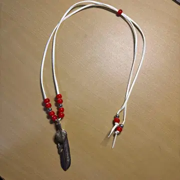 가죽과 비즈의 펜던트 목걸이