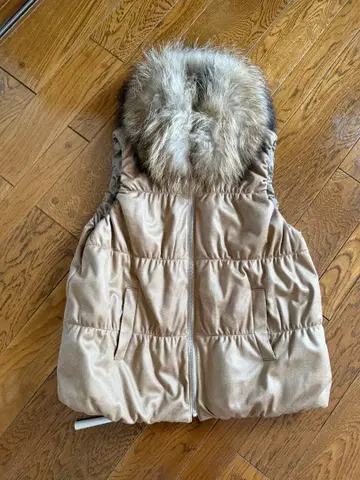 퍼 달린 베이지 다운 자켓