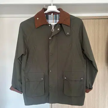 올리브색 코듀로이 옷깃 헌팅 자켓