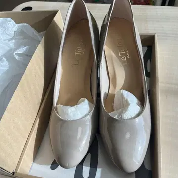 르 탈롱 베이지 에나멜 하이힐