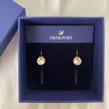 스와로브스키 Bella V 드롭 귀걸이 로즈 골드