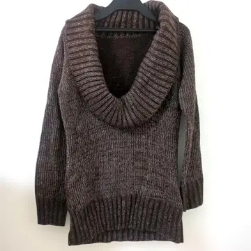 브라운 계열 니트 스웨터 택 포함