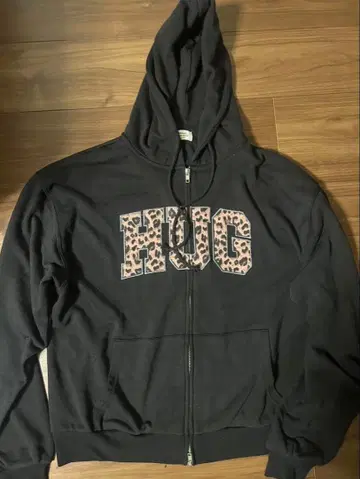Attitude HUG 로고 블랙 후드티