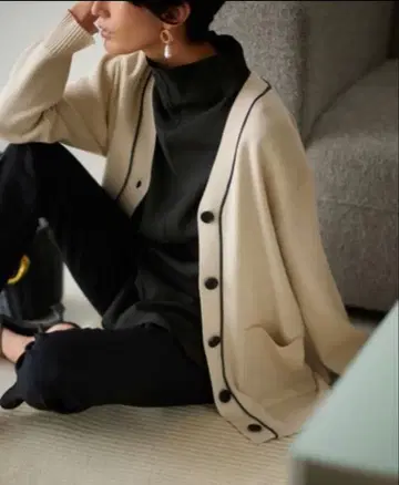 미라 오웬 아이보리 V넥 가디건