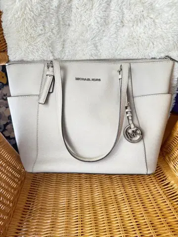 MICHAEL KORS 라이트 그레이 토트백