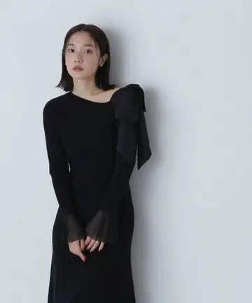 내추럴 뷰티 베이직 숄더 리본 니트 원피스