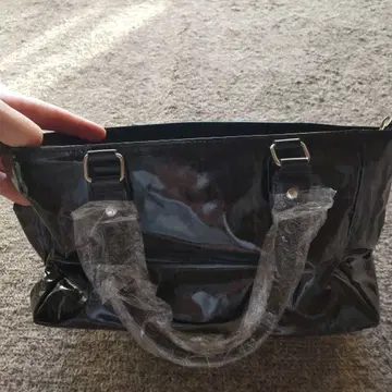 광택 블랙 합성 피혁 핸드백