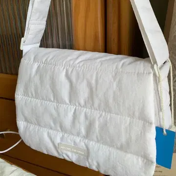 BEYOND THE VINES 화이트 토트백